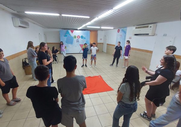 תלמידי י’7 מעבירים את זה הלאה – פעילות SBL עם שכבה ז’