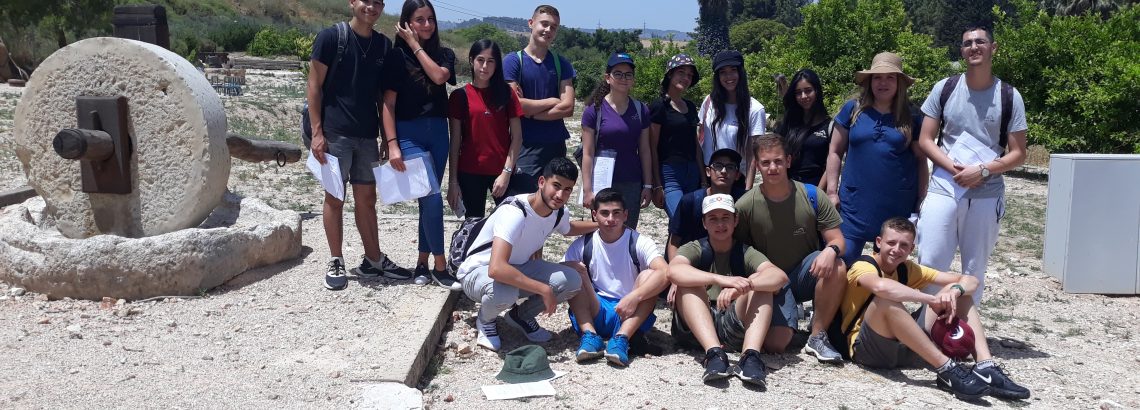 תלמידי י’ מתכוננים להדרכת תלמידי ח’