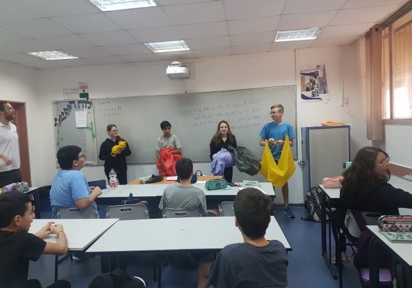 תלמידי ח’4 מתמודדים עם אתגר הביצה