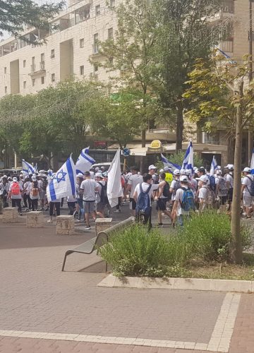 שכבת ט’ צועדת לזכר הבנים