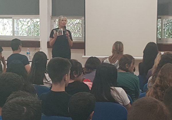 הסופרת נאווה מקמל עתיר נפגשה עם תלמידי שכבת ח’