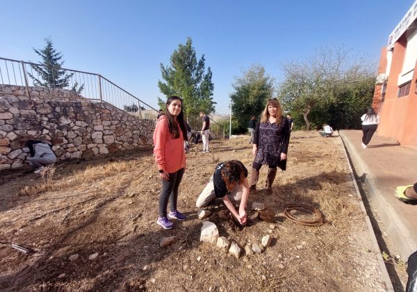 תלמידי כיתה י’3 שותלים ונוטעים