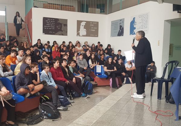 שורדת השואה מרטה גורן מספרת את סיפור חייה בפני תלמידי שכבה ז’