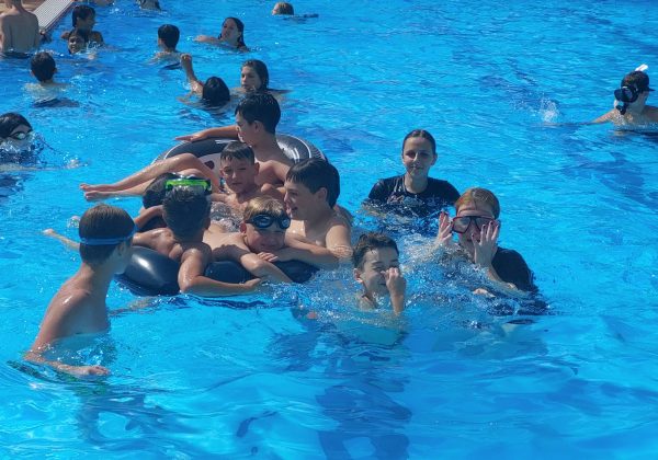 יום גיבוש לשכבה ז’ בבריכה העירונית