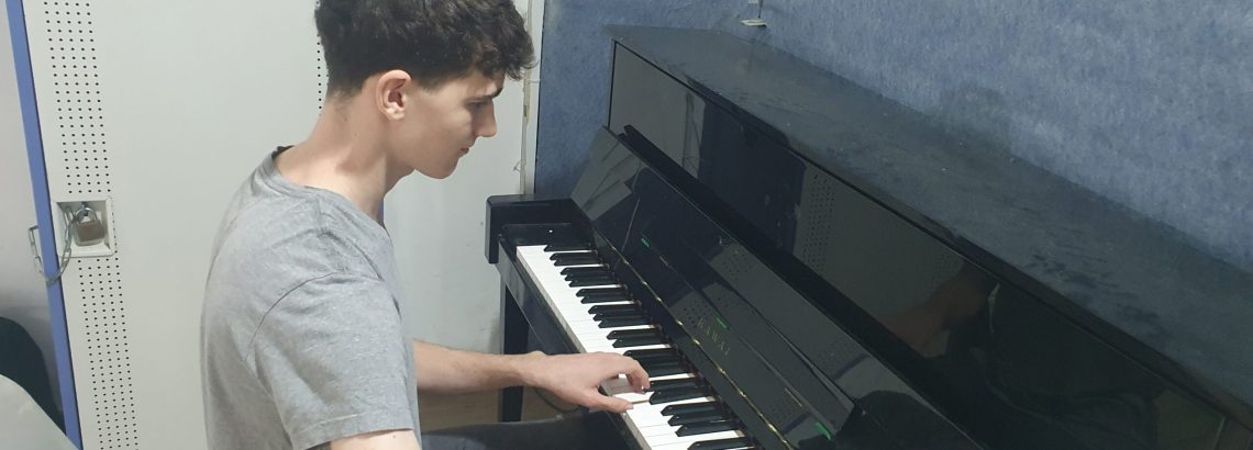קונצרט לפסנתר באולם אלון