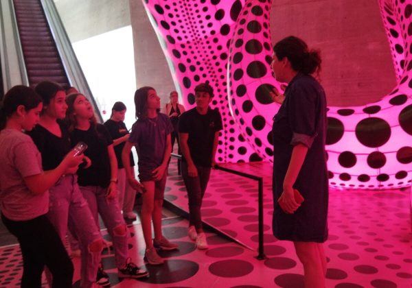 תלמידות ותלמידי “על בנים ועל בנות” במוזיאון תל אביב