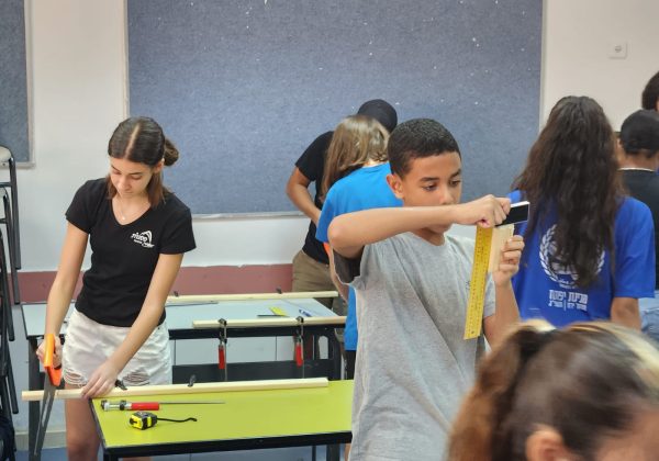 פעילות יצירה בעץ בחטיבת הנעורים