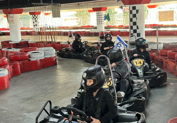 פעילות קארטינג – סדנת למידה וסימולציות לנהגים צעירים