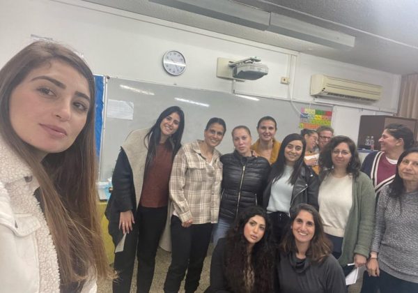 מחנכות שכבה ז’ בישיבת צוות חגיגית לסיכום המחצית