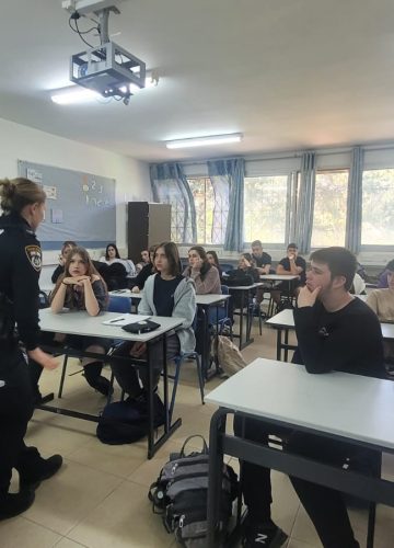 משטרת ישראל במפגש עם תלמידי התיכון