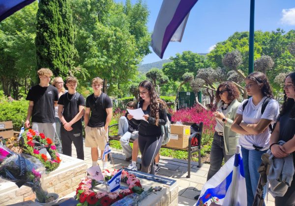 אבנים עם לב אדם במסגרת אירועי יום הזיכרון