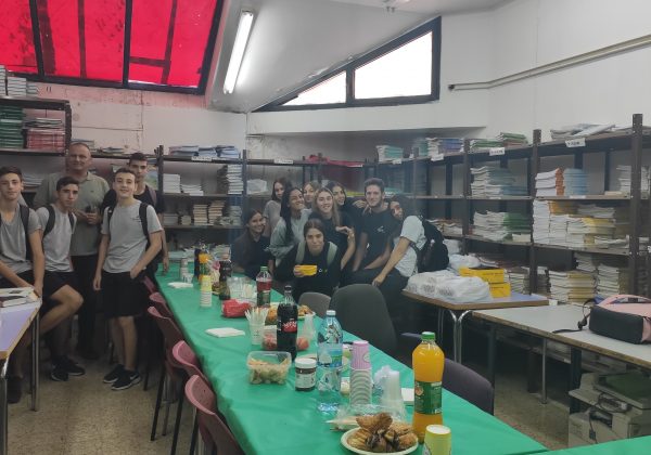 תלמידי י”א3 מפרגנים לעובדי המינהל