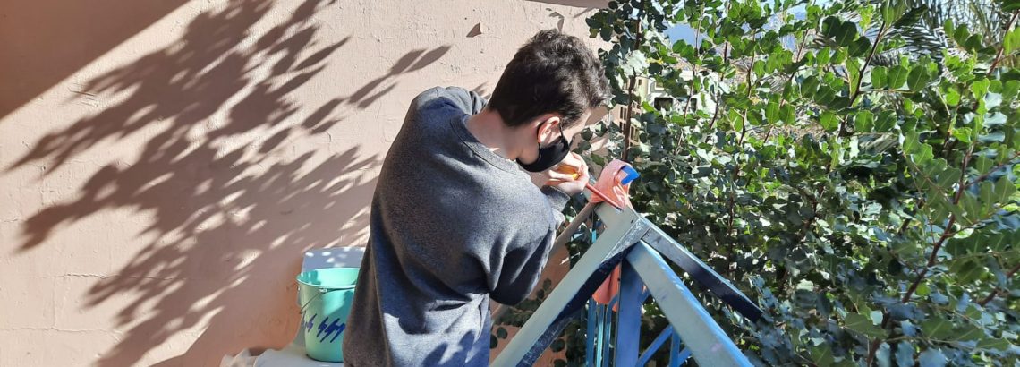 תלמידי ז’7 בונים ויוצרים בגינה הלימודית