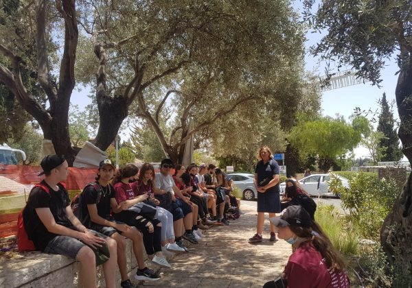 תלמידי ט’4 בסיור “ממחתרת לעצמאות”
