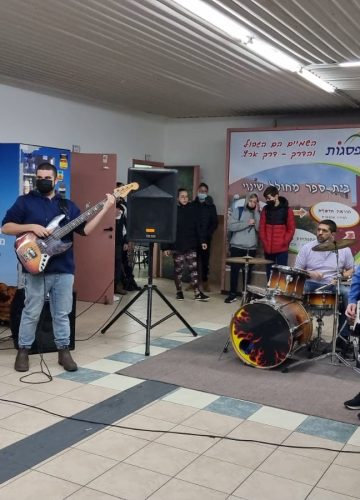 ההרכב המוזיקלי מסיים מחצית