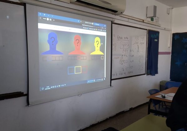 ביקור הגברת הזקנה בחדר בריחה