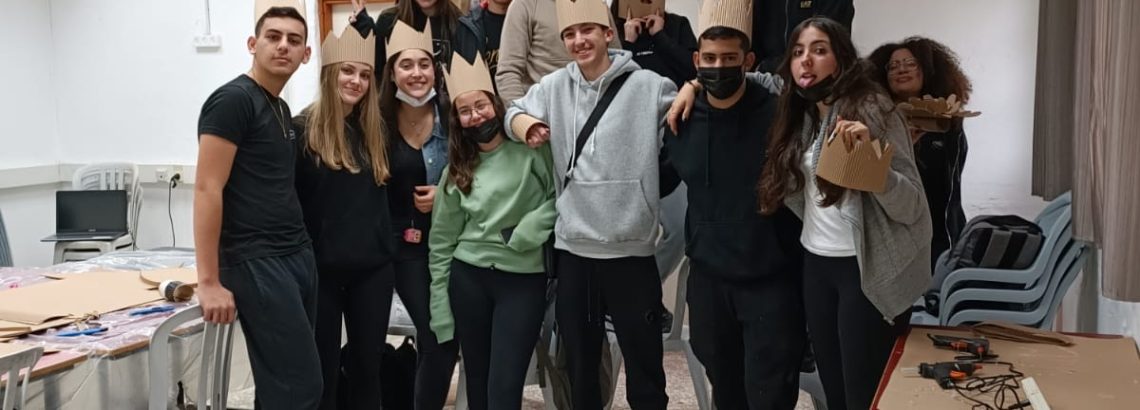 מחברים בין עולמות