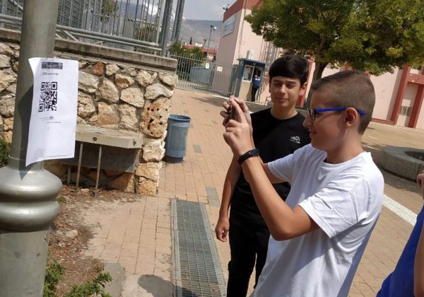 תלמידי שכבה ז’ במדעים – מכירים את סביבת בית הספר